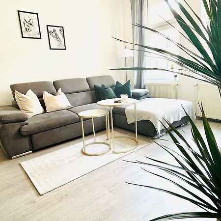 Zentrales Apartment: Modernisiert mit WLAN, Smart-TV und Balkon Erfurt Exterior photo