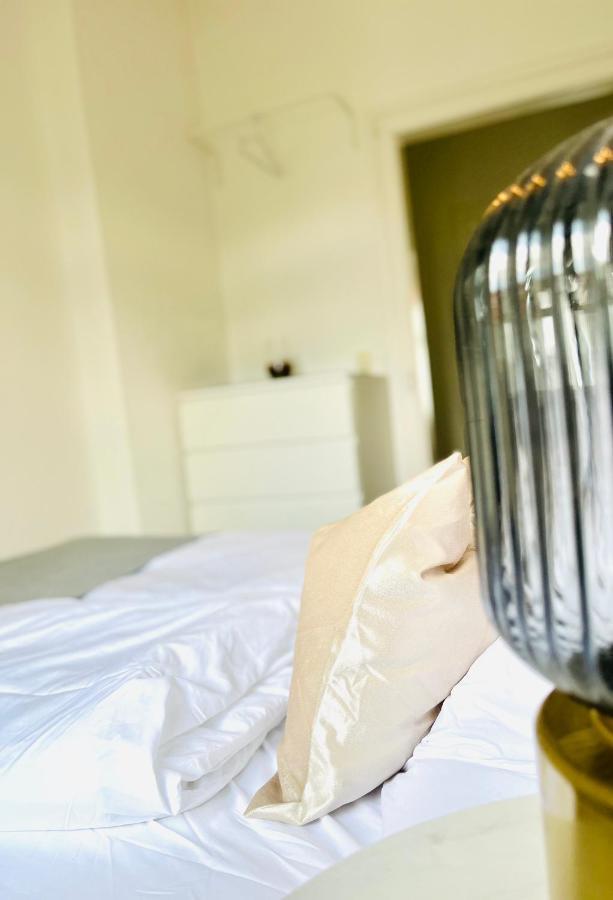Zentrales Apartment: Modernisiert mit WLAN, Smart-TV und Balkon Erfurt Exterior photo