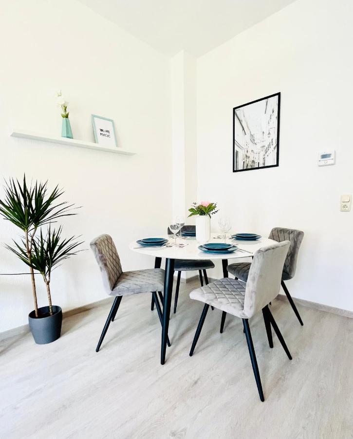 Zentrales Apartment: Modernisiert mit WLAN, Smart-TV und Balkon Erfurt Exterior photo