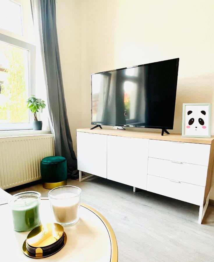 Zentrales Apartment: Modernisiert mit WLAN, Smart-TV und Balkon Erfurt Exterior photo