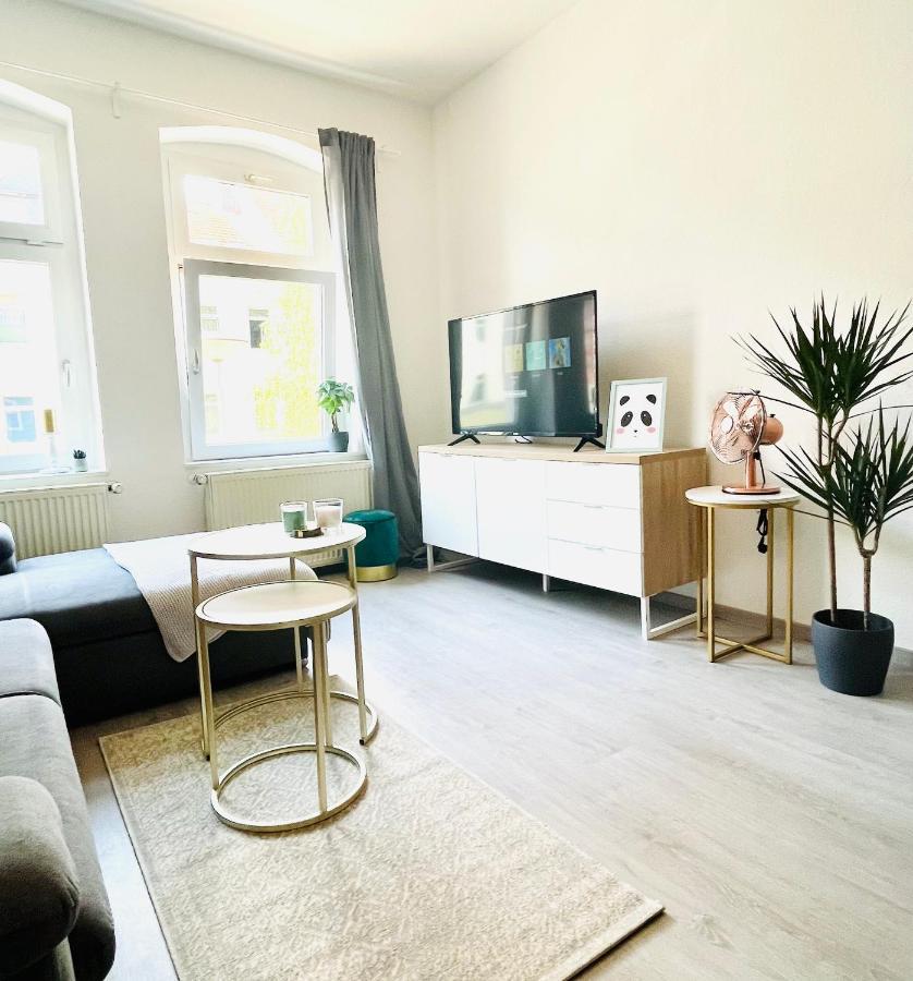 Zentrales Apartment: Modernisiert mit WLAN, Smart-TV und Balkon Erfurt Exterior photo