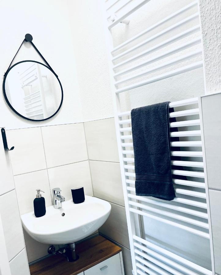 Zentrales Apartment: Modernisiert mit WLAN, Smart-TV und Balkon Erfurt Exterior photo